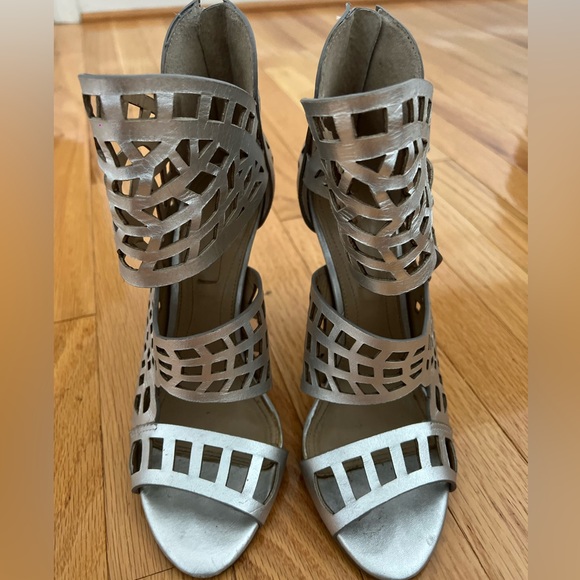BCBG MAXAZRIA MAVEN LASER-CUT SANDAL SILVER IN SIZE 7.5 - Picture 10 of 13